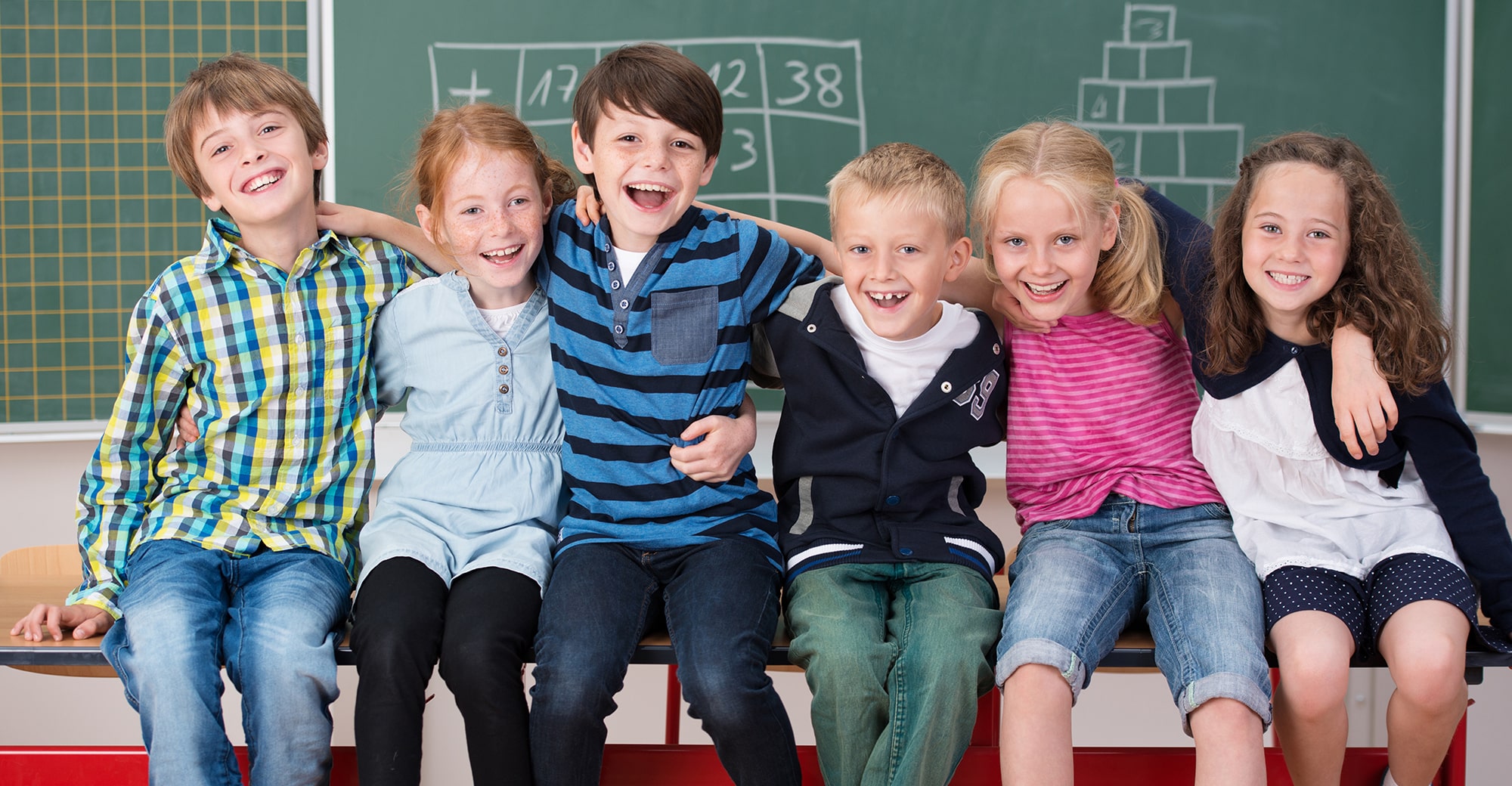 Lachende Kinder vor Schultafel, Foto: contrastwerkstatt – stock.adobe.com