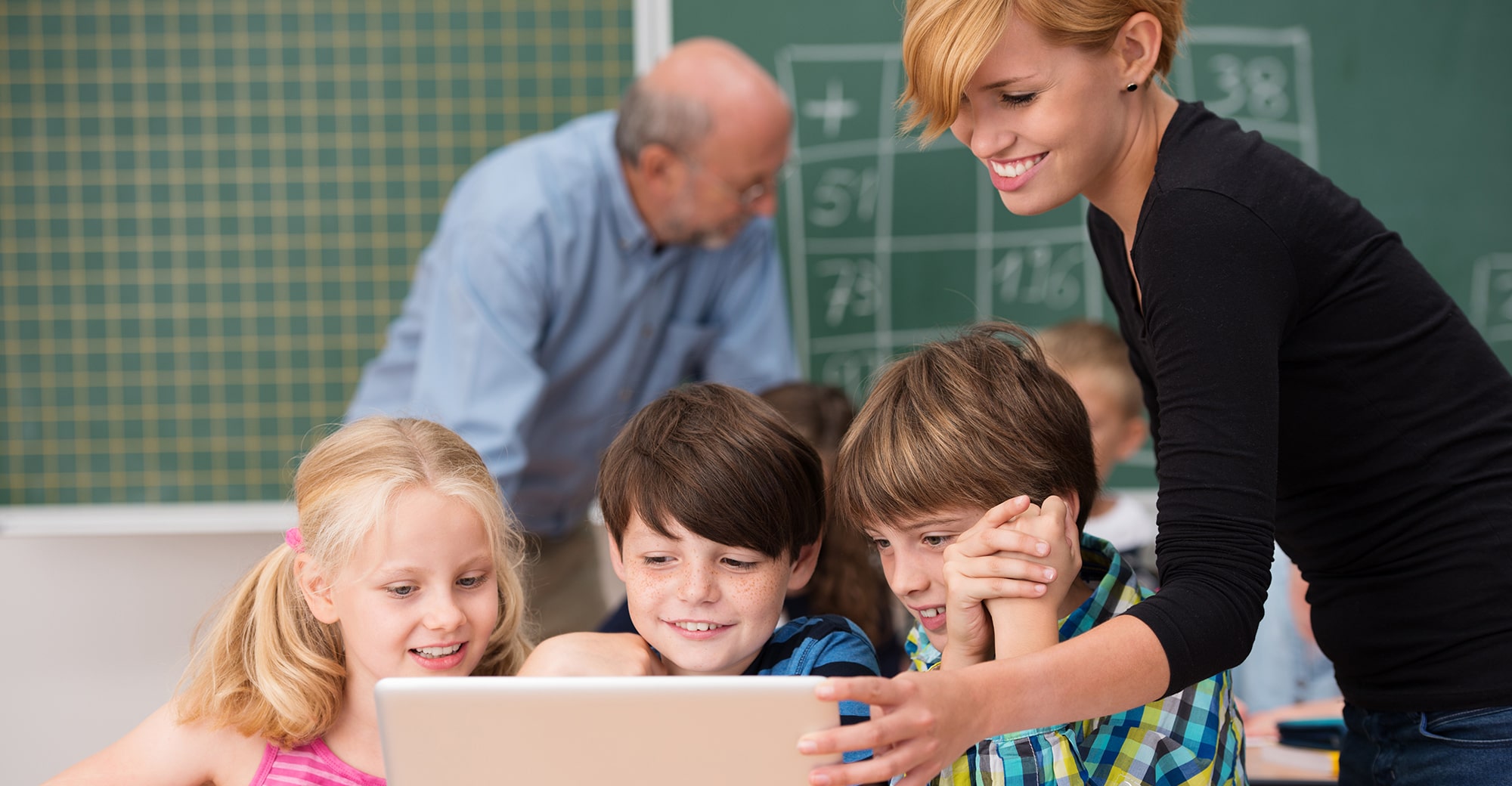 Kinder und Lehrerin mit Tablet, Foto: contrastwerkstatt – stock.adobe.com