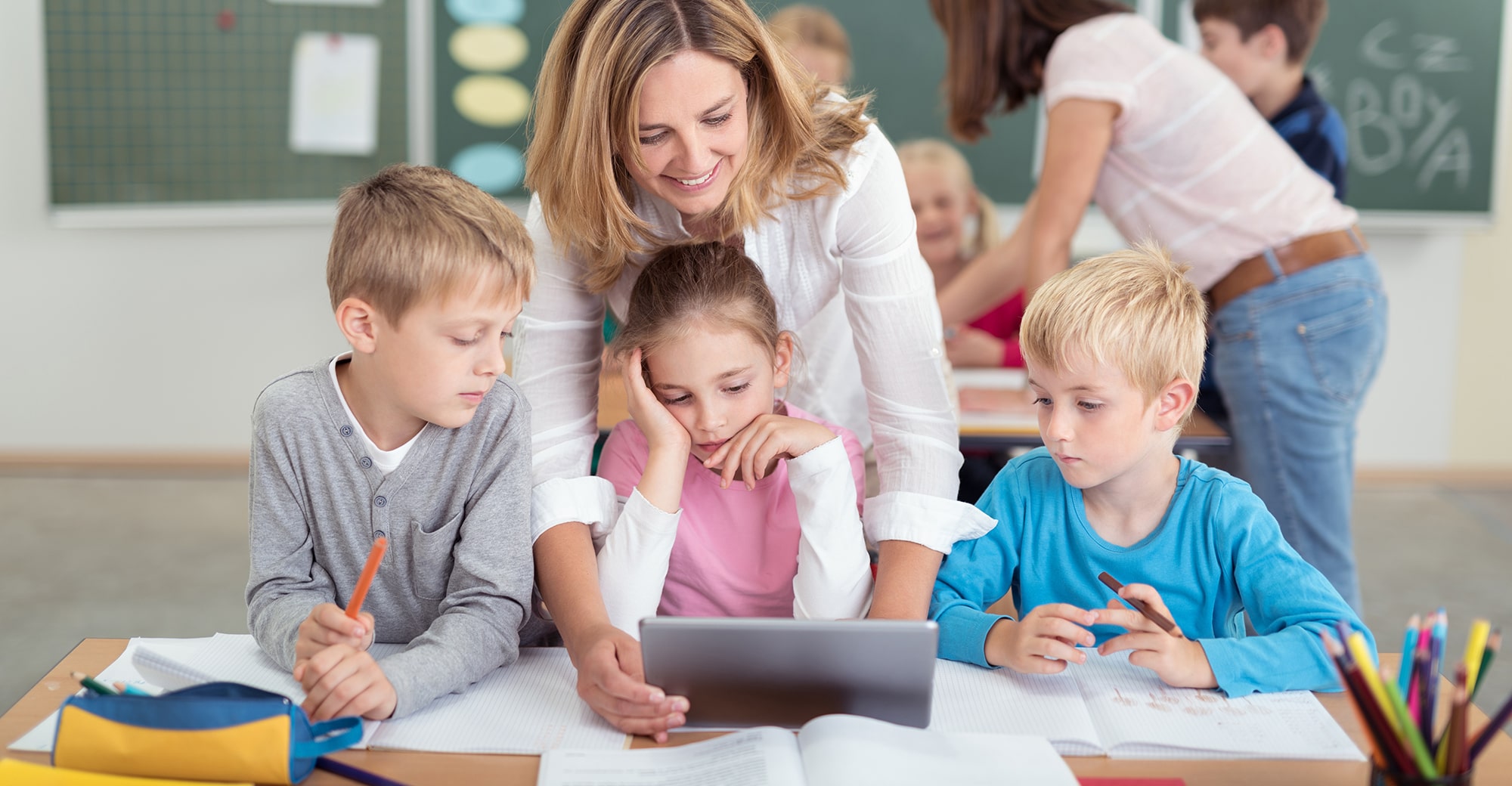 Kinder und Lehrerin mit Tablet, Foto: contrastwerkstatt – stock.adobe.com